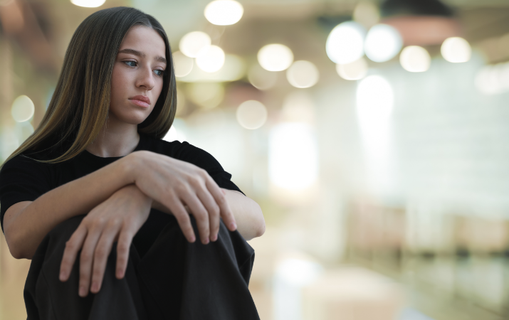 Depression Therapie Behandlung Medikamente – junge Frau mit depressiver Stimmung als Symbolbild