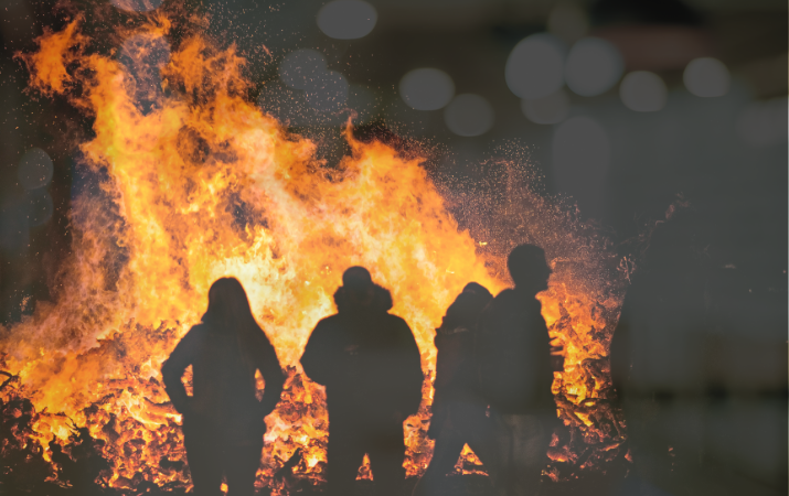 Funkensonntag Appenzell Brauchtum – Silhouetten von Menschen vor grossem Frühlingsfeuer